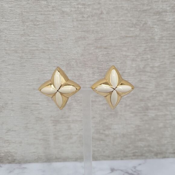 Vintage Gold and Cream Enamel Clip On Earrings Blossom 4 Point Star Anise Shape - Picture 2 of 8